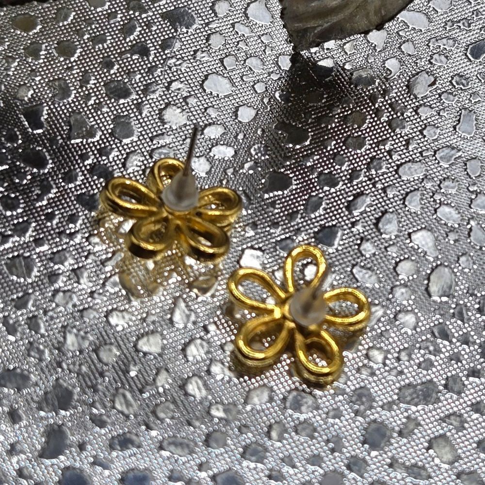 "5/$40" Daisy Flower Gold Tone Post Stud Earrings - Picture 5 of 6